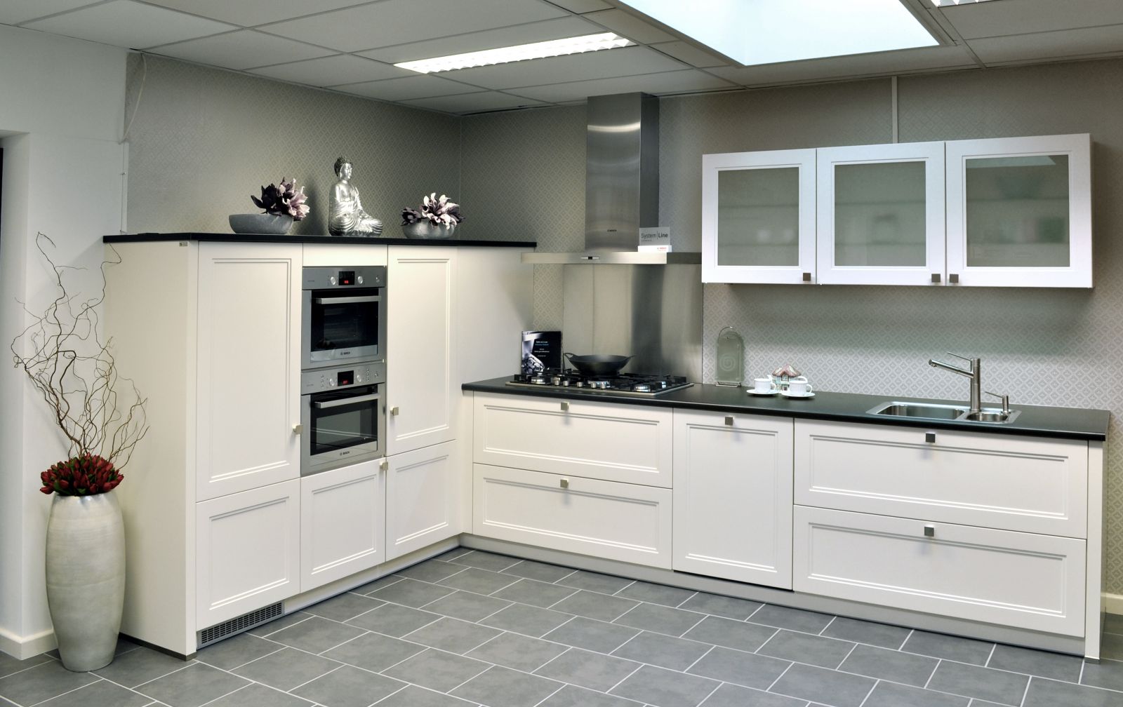 fronty MDF, klapy aluminiowe, aventos hf, szuflady tandembox z cichym domykiem, cokół aluminiopodobny, piekarnik i microfala zabudowane w słupku